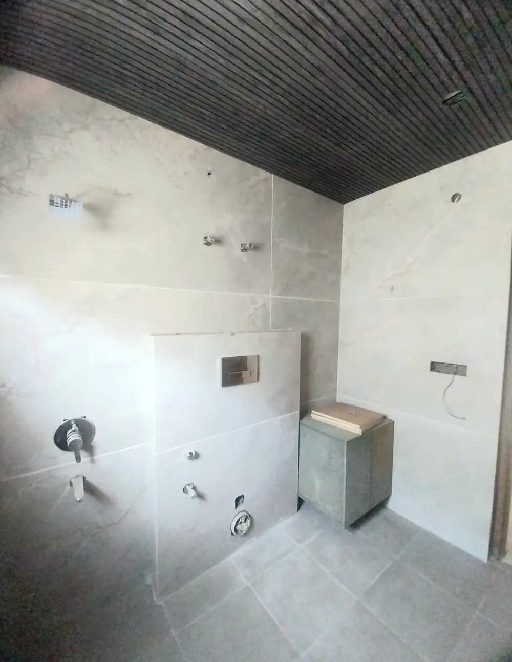 Bathroom with slatted wooden ceiling