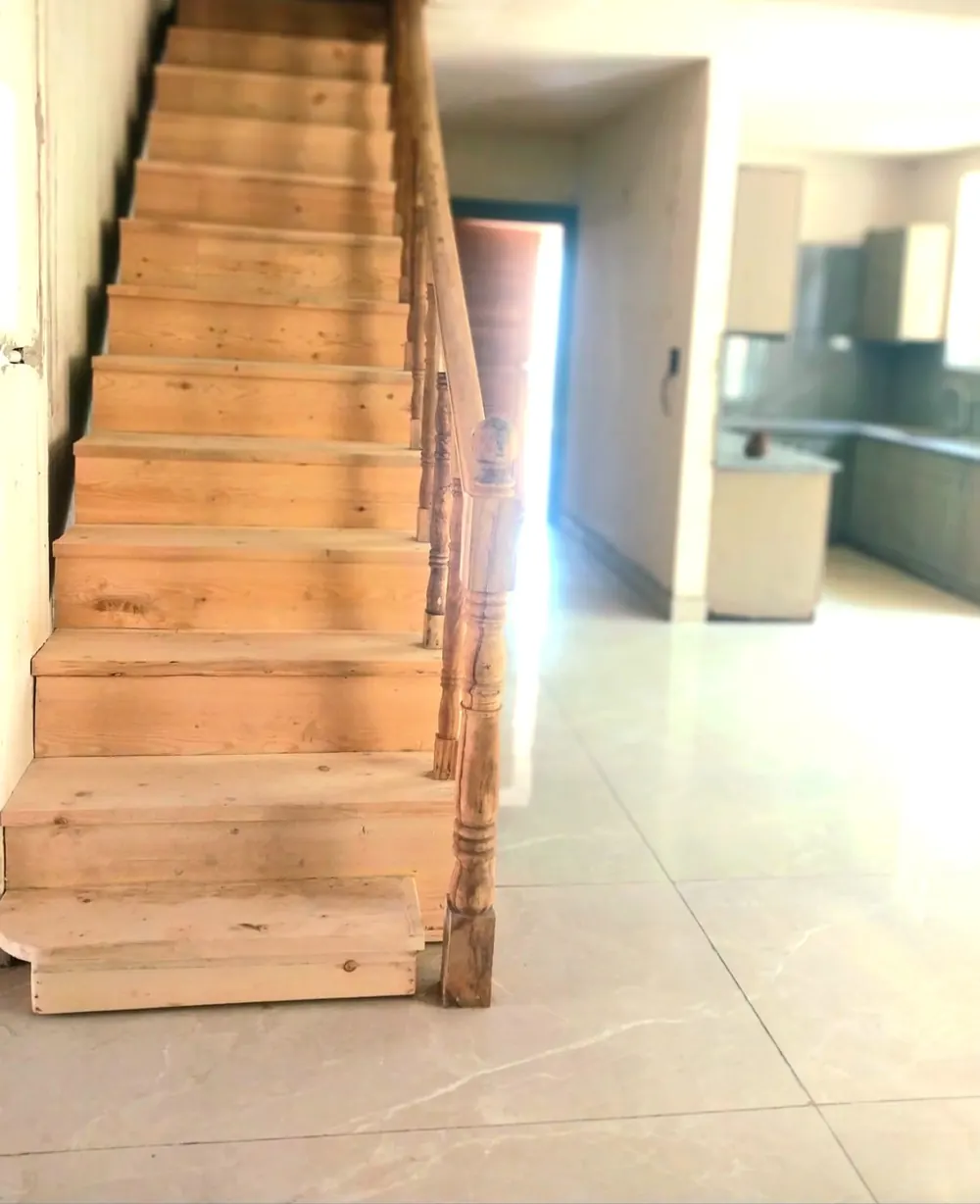 Wooden staircase inside the duplex
